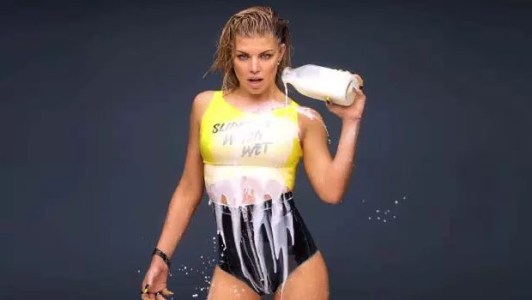 fergienin-oldukca-iddiali-milf-money-klibi-yayinlandi-2016-07-05_m